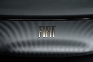 Fiat 500, la prima, Elektro, vollelektro, Neu, New, Sondermodell, Giorgio Armani, Designer, Grau, von hinten, Heck, Logo